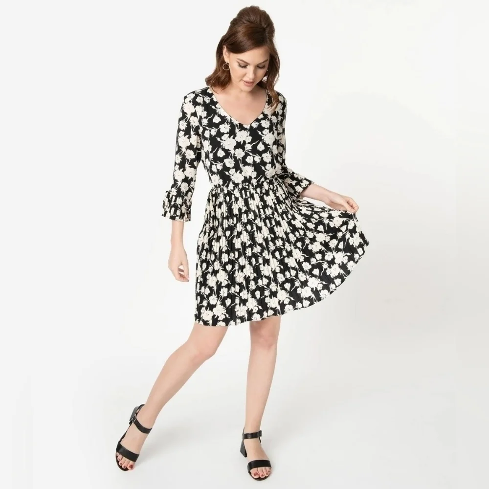 NWT Smak Parlour Lead Like A Girl Fit & Flare V-Neck Pleated Dress - Picture 4 of 15